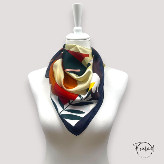 Foulard carré 70x70 – Motif floral abstrait sur fond crème et contours bleu nuit