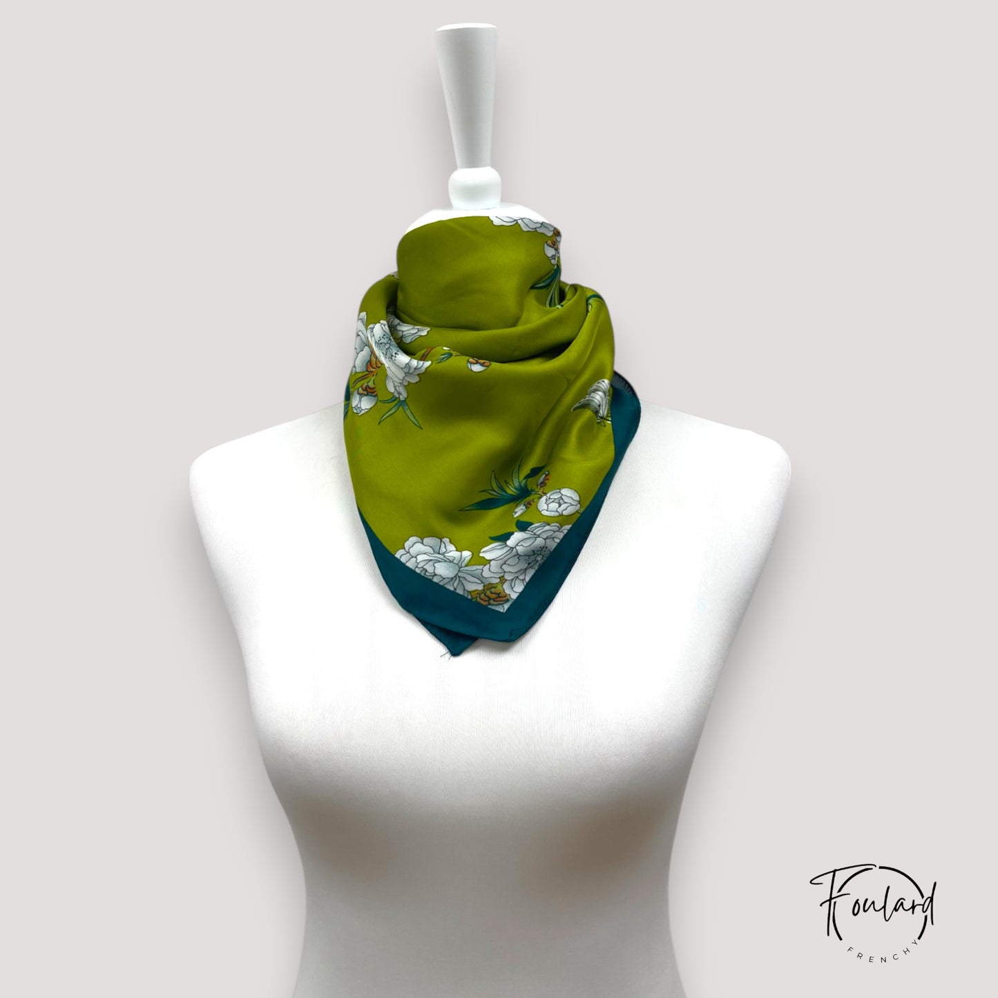 Foulard 70x70 – Motif floral et grue sur fond vert olive