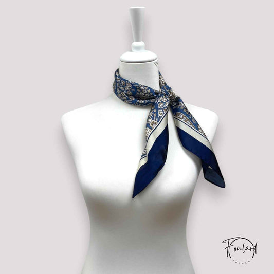 Foulard carré 70x70 – Élégance florale en bleu marine et brun