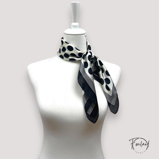 Foulard carré 70x70 – Pois noirs sur fond crème, charme rétro et allure contemporaine