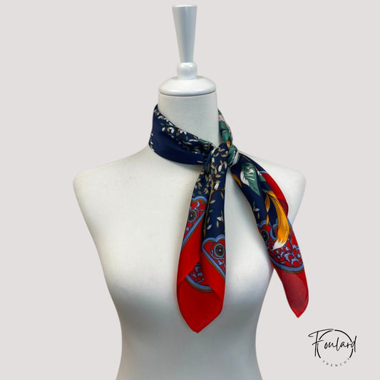 Foulard carré 70x70 – Motif tropical et touche d'exotisme rouge