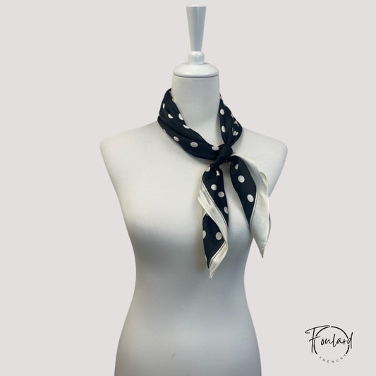 Foulard carré 70x70 – Pois blancs sur fond noir et bordure crème