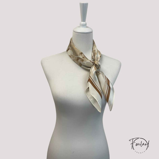 Foulard carré 70x70 – Imprimé paysage vintage beige et caramel