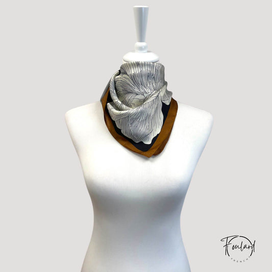 Foulard carré 70x70 – Fleur oversize esquissée, style graphique artistique