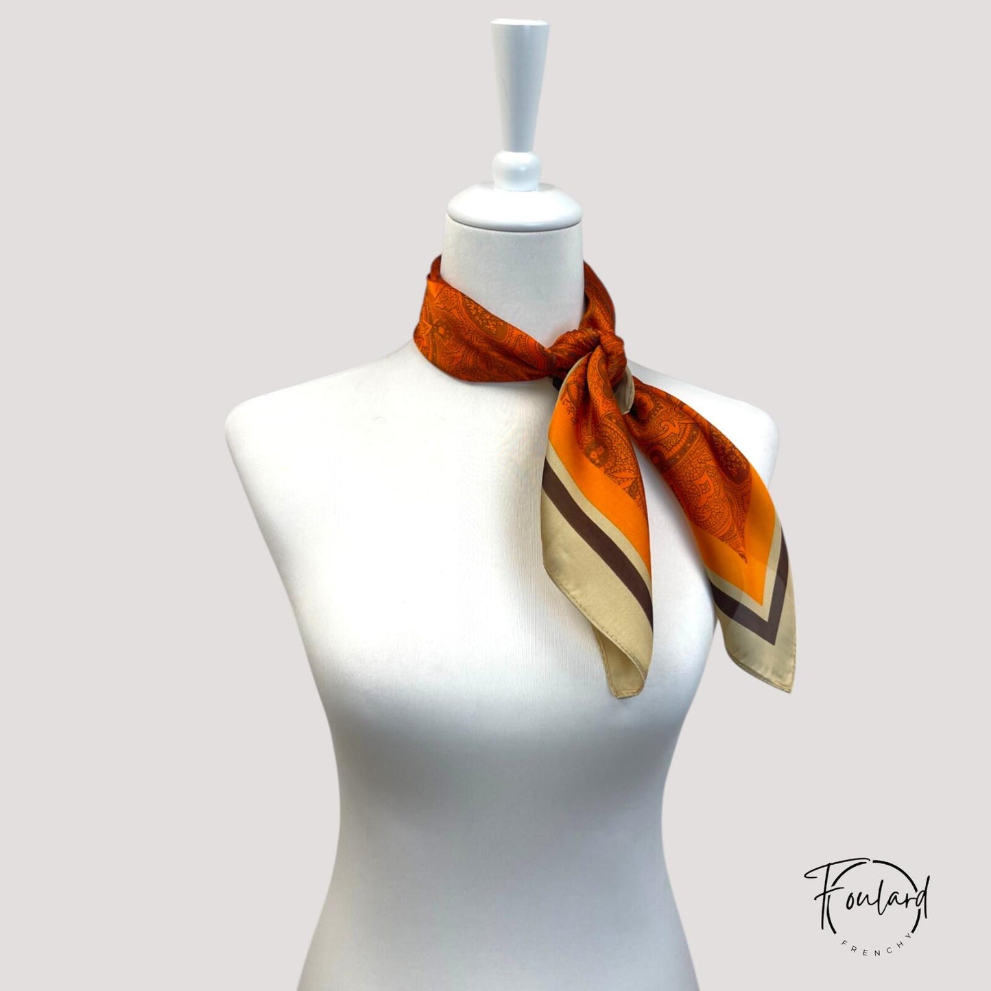 Foulard carré 70x70 – Motif cachemire orange brûlé et bordure graphiqu