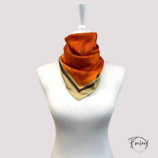 Foulard carré 70x70 – Motif cachemire orange brûlé et bordure graphiqu