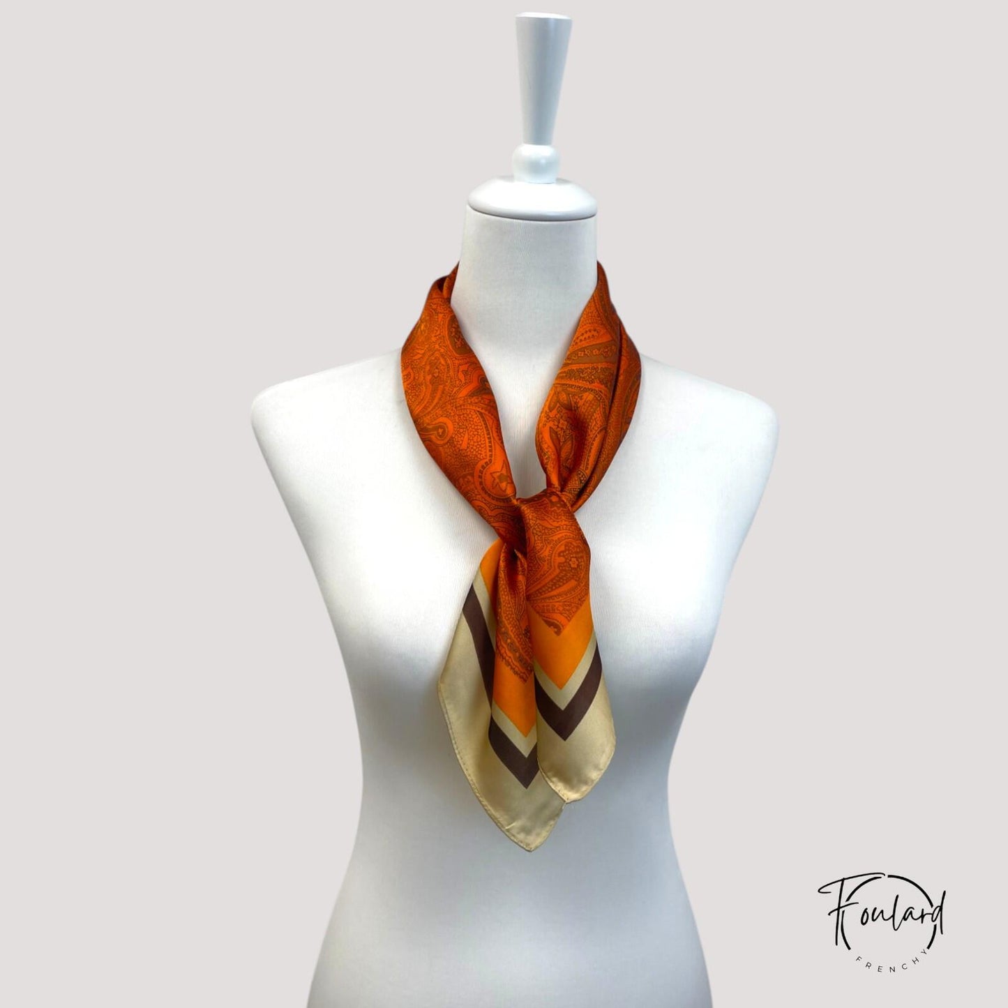 Foulard carré 70x70 – Motif cachemire orange brûlé et bordure graphiqu