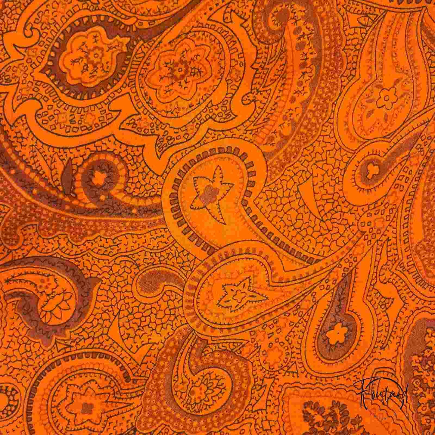 Foulard carré 70x70 – Motif cachemire orange brûlé et bordure graphiqu