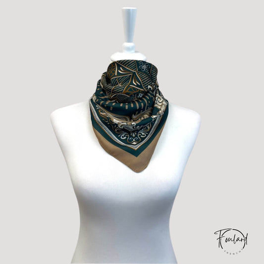 Foulard carré 70x70 – Motif baroque vert forêt et camel