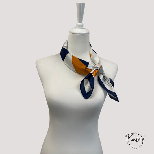 Foulard carré 70x70 – Élégance graphique en bleu marine, blanc et ocre