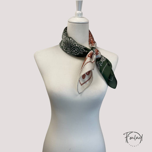 Foulard carré 70x70 – Motif bandana bicolore vert et terracotta