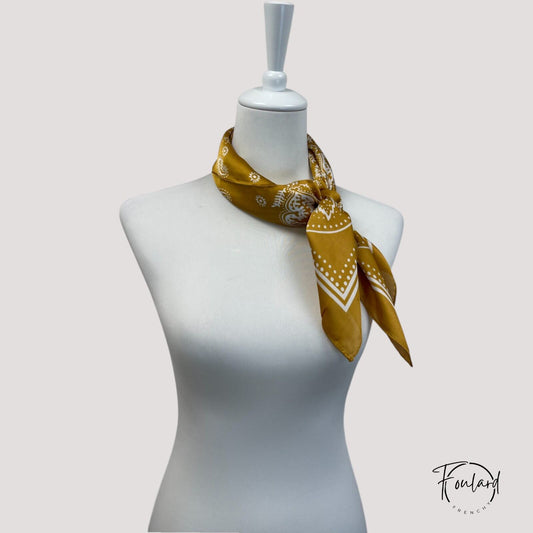 Foulard carré 70x70 – Motif bandana blanc sur fond moutarde