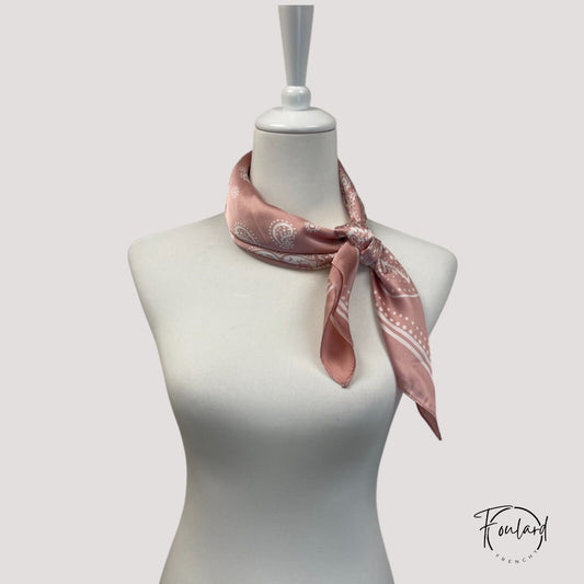 Foulard carré 70x70 – Motif bandana blanc sur fond rose poudré