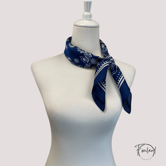 Foulard carré 70x70 – Bandana classique bleu marine et blanc