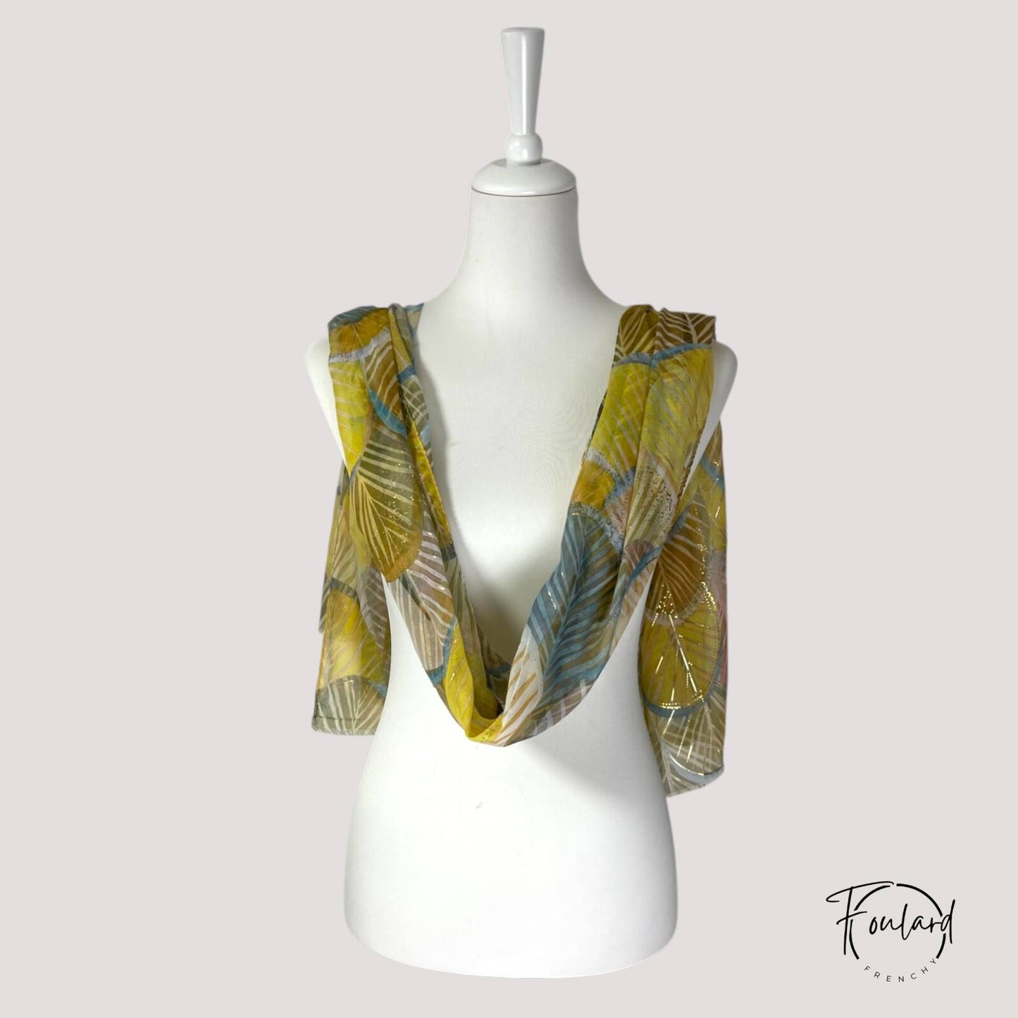 Foulard femme jaune à motifs graphiques dorés