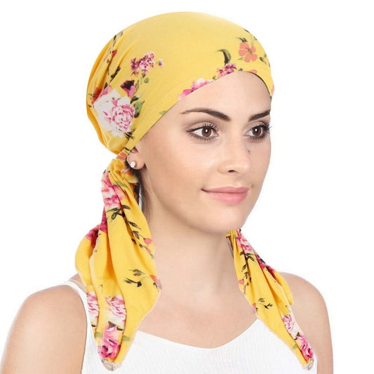 Le foulard chimio EMILIE pour femme, de style moderne, de couleur jaune, à motifs, de chez Foulard Frenchy