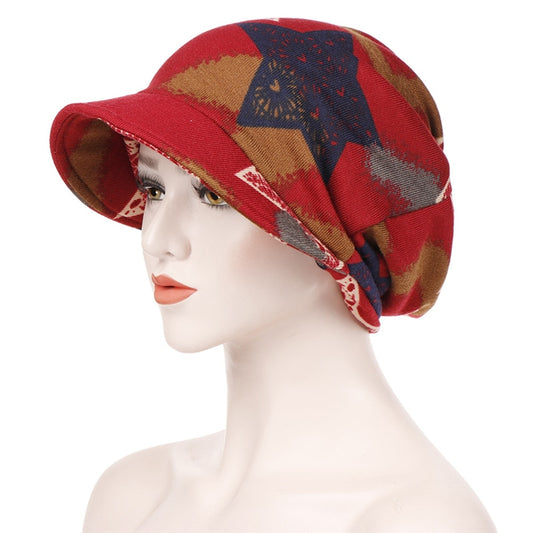 Le foualard chimio pour femme type casquette ELISE, rouge-orange à motifs, chez Foulard Frenchy