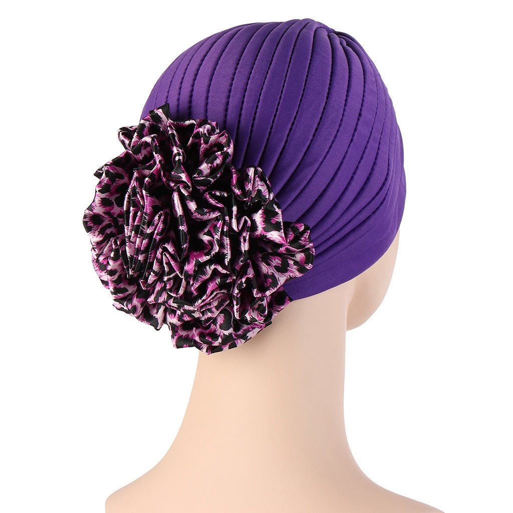 Femme portant le foulard cheveux turban violet plissé pour femme EDITH de chez foulard frenchy