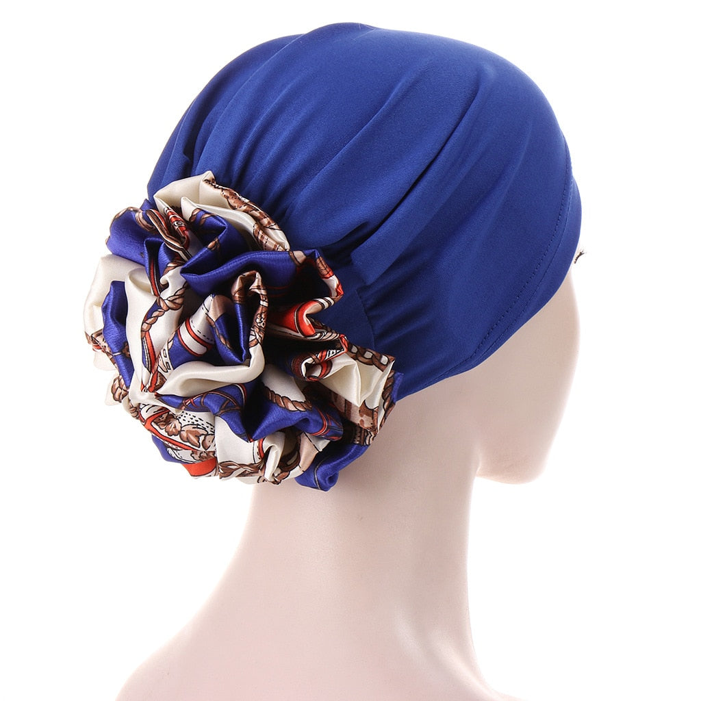 Femme portant le foulard cheveux bonnet LYNE de couleur bleu uni avec noeud foulard à motifs modernes par foulard frenchy
