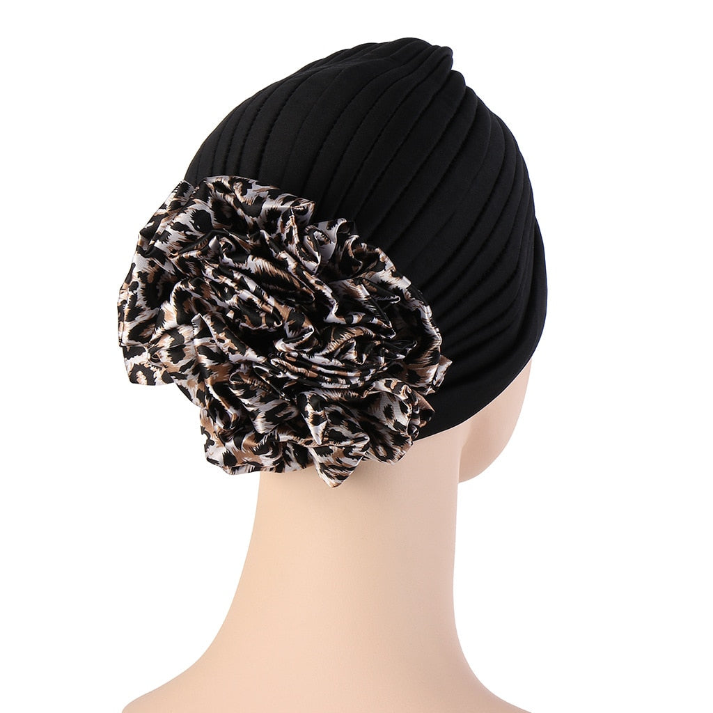 Femme portant un foulard turban moderne uni noir de chez foulard frenchy