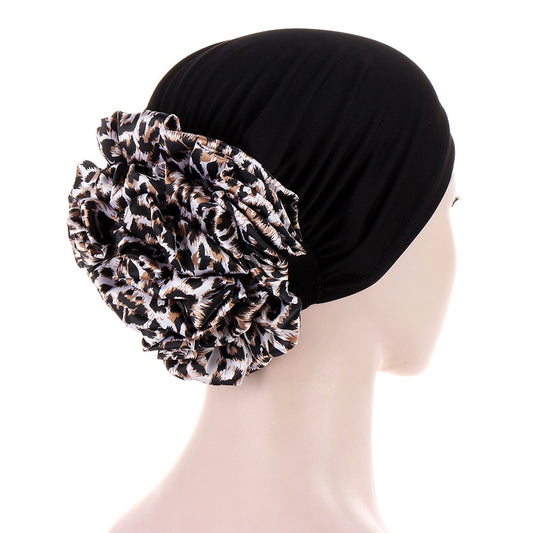 Femme portant le foulard cheveux chimio bonnet NANCY de couleur noir avec noeud foulard de chez foulard frenchy