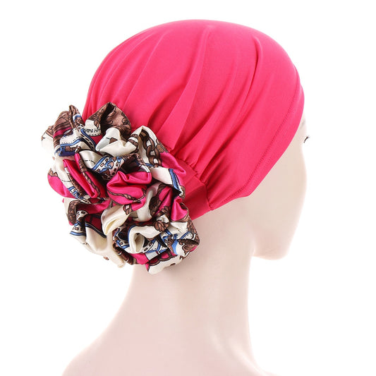 Femme portant le bonnet chimio rose foulard cheveux moderne ANIK de chez foulard frenchy