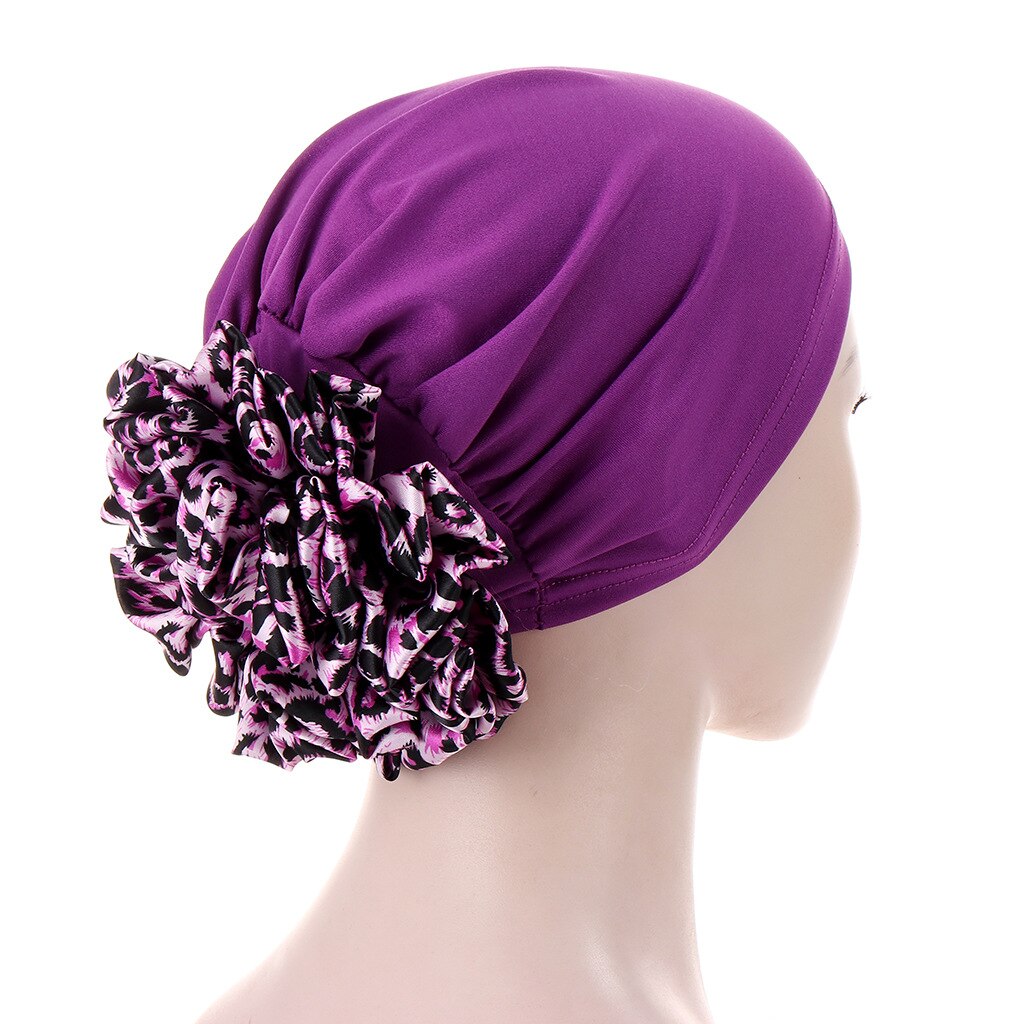 Femme portant le foulard chimio cheveux bonnet NADIA violet à noeud foulard de chez foulard frenchy