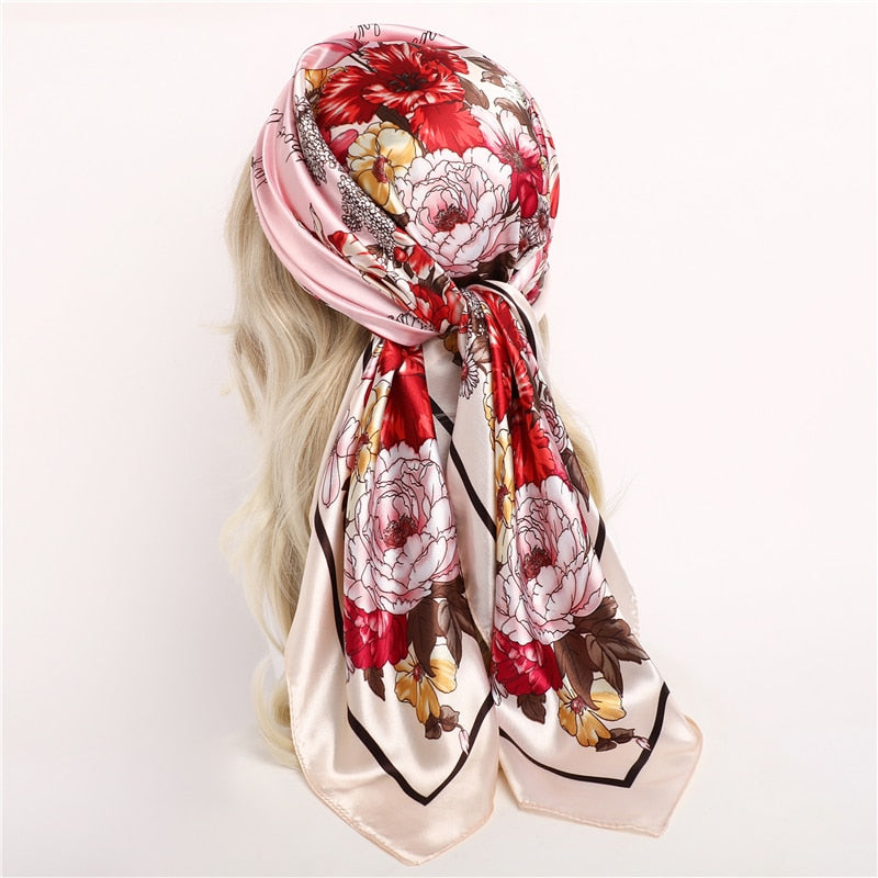 Le foulard cheveux femme CORALIE rouge à fleurs roses de chez Foulard Frenchy