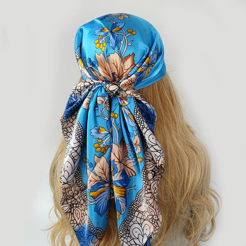 Le foulard cheveux femme CINDY bleu clair à motifs feuilles d'arbres de chez Foulard Frenchy