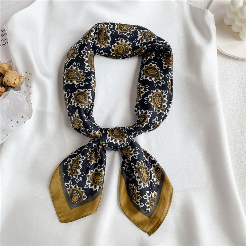Le foulard cheveux pour femme de forme carré, couleur bleu marine avec motifs et liseré doré et blanc, style bohème chic, de chez Foulard Frenchy