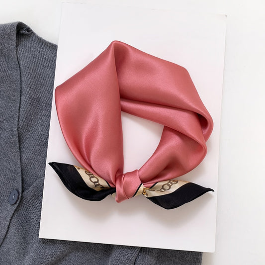 Le foulard carré de soie VALENTINE, un foulard rose uni pour femme, en soie de mûrier 100% naturelle, à porter en tour de cou ou sur les cheveux, par Foulard Frenchy :-)