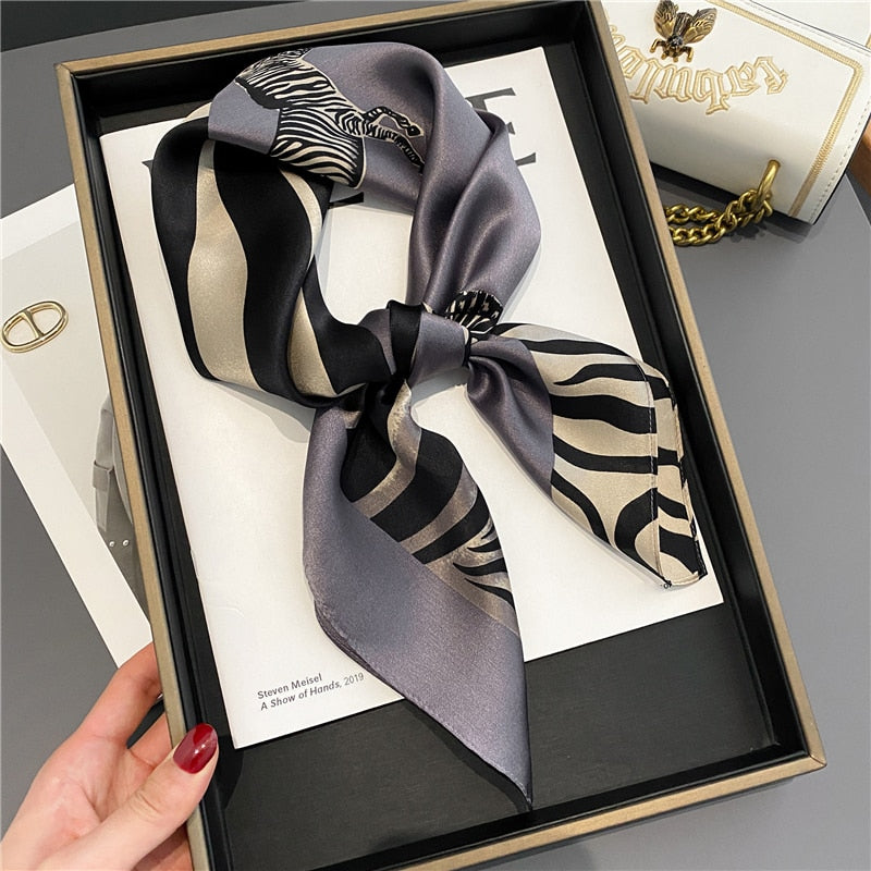 Foulard en soie pour femme modèle ANGELE pour cou & cheveux, couleur violet noir blanc crème, possible utilisation foulard chimio