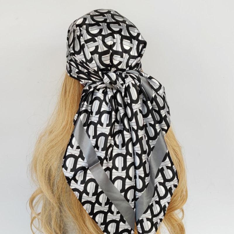 Le foulard MARINA pour cheveux femme, couleur argenté avec motifs géométriques noir