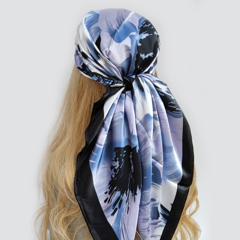 Le foulard cheveux femme chimio SABINE violet clair avec dessins blanc et noir chez Foulard Frenchy