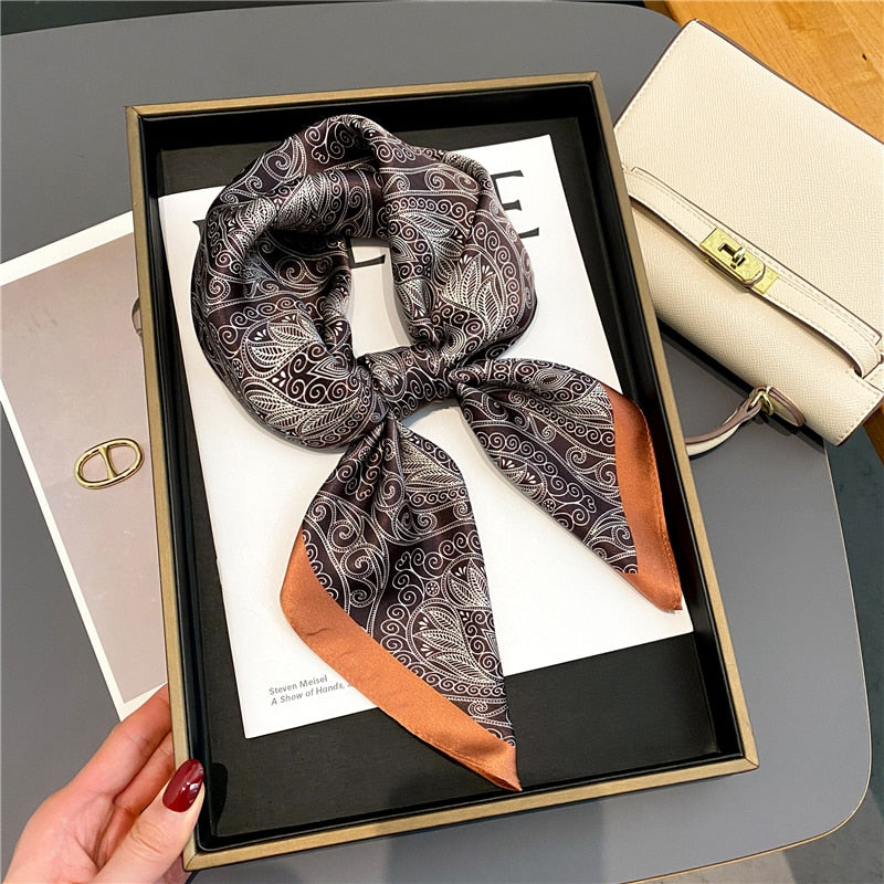 Foulard en soie pour femme modèle TIPHAINE pour cou & cheveux, couleur marron gris, motifs dessins, possible utilisation comme foulard chimio, sélectionné par la boutique spécialisée FOULARD FRENCHY.