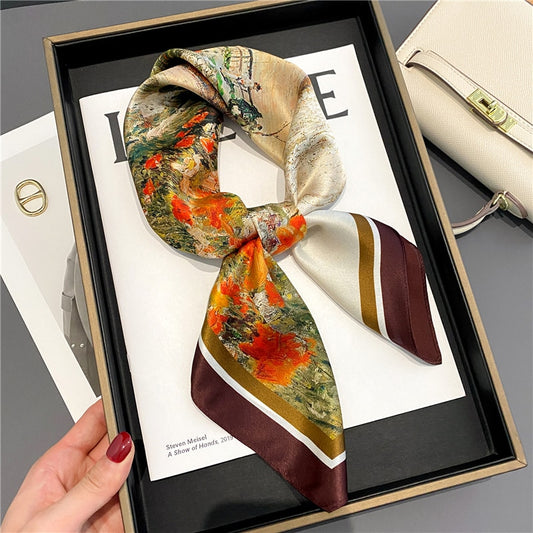 Foulard en soie pour femme modèle COLOMBE pour cou & cheveux, couleur vert marron blanc crème, possible utilisation comme foulard chimio, sélectionné par la boutique spécialisée FOULARD FRENCHY.