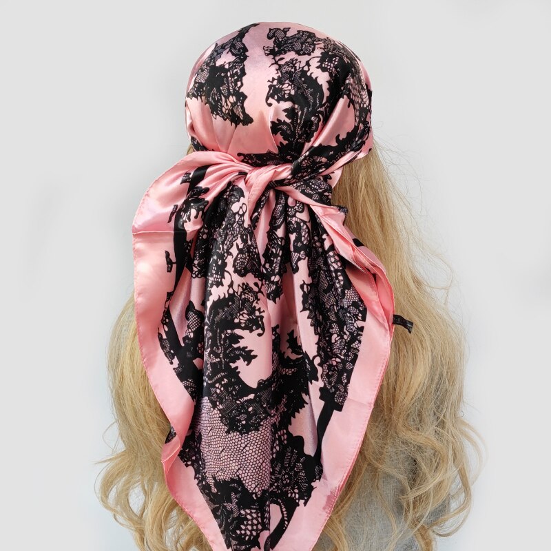 Le foulard cheveux femme Léa rose clair à motifs dentelle rose chez Foulard Frenchy