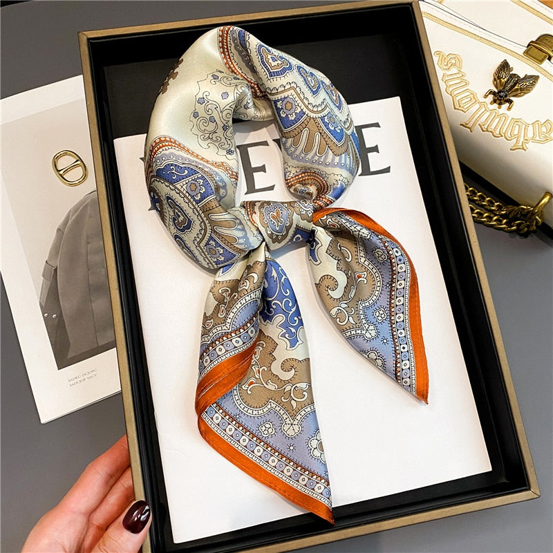 Foulard en soie pour femme modèle OLYMPE pour cou & cheveux, couleur bleu blanc crème orange, motifs dessins, possible utilisation comme foulard chimio, sélectionné par la boutique spécialisée FOULARD FRENCHY.