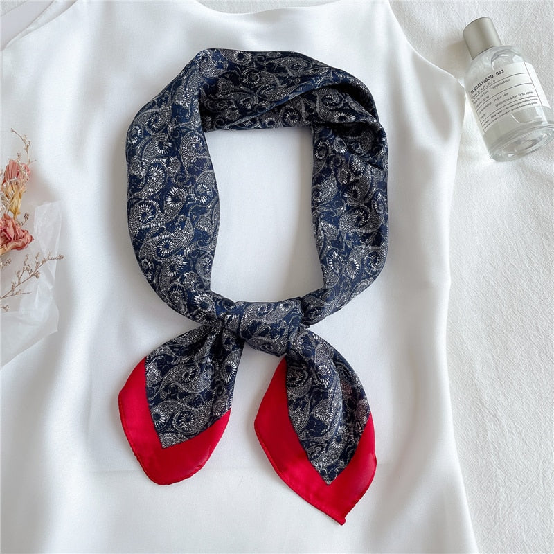 Le foulard cheveux pour femme HERA, chic et élégant, couleur bleu marine avec motifs argentés et contour rouge, de chez foulard frenchy.