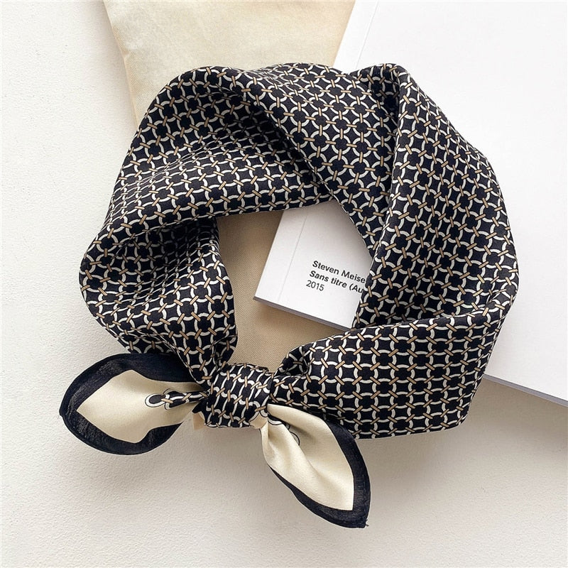 Le foulard carré soie ALBA, pour homme et femme, noir à motifs géométriques et blanc crème, chic et élégant, de chez Foulard Frenchy :-)