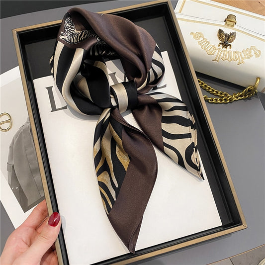 Foulard en soie pour femme modèle ALBANE pour cou & cheveux, couleur marron et argenté, possible utilisation foulard chimio