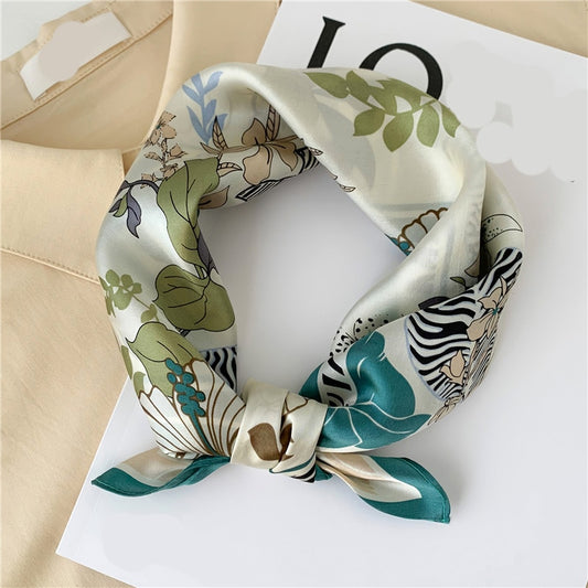 Le foulard CLEO, carré de soie pour femme, couleur blanc crème avec motifs nature verts et turquoises, de chez foulard Frenchy