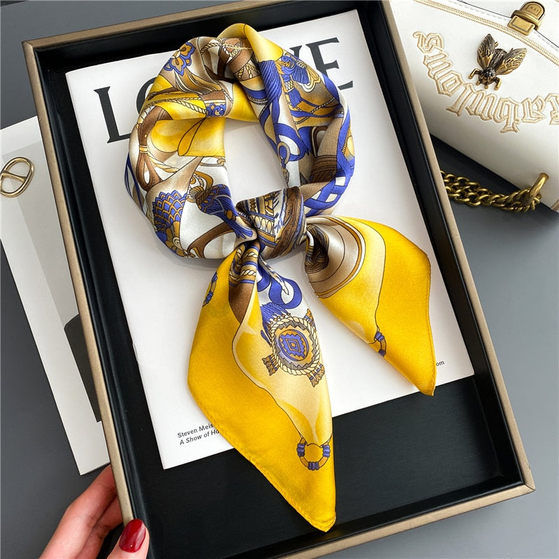 Foulard en soie pour femme modèle MANON pour cou & cheveux, couleur jaune bleu, motifs dessins, possible utilisation comme foulard chimio, sélectionné par la boutique spécialisée FOULARD FRENCHY.