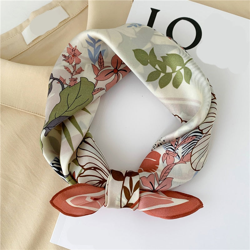Le foulard carré de soie pour femme LILYA, blanc crème à motifs de plantes vertes et roses, choisi par Foulard Frenchy