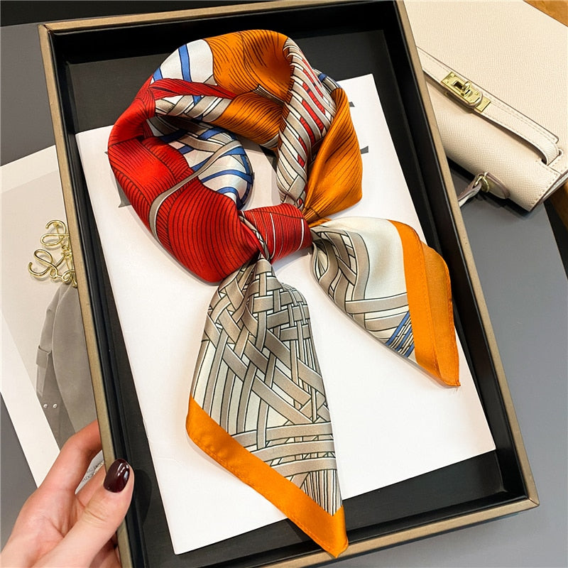 Foulard en soie pour femme modèle CAPUCINE pour cou & cheveux, couleur gris orange rouge, possible utilisation comme foulard chimio, sélectionné par la boutique spécialisée FOULARD FRENCHY.
