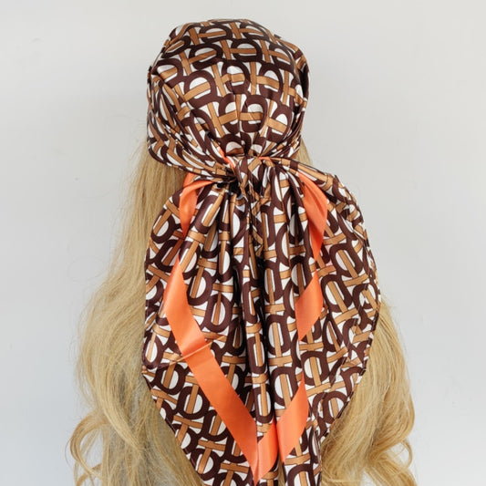 Le foulard cheveux femme CAROLE de couleur marron avec formes géométriques et liseré orange chez foulard frenchy