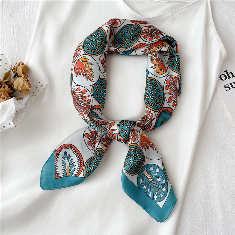 Le foulard pour femme à motifs turquoise, orange, corail et blanc crème, de chez foulard frenchy, à nouer autour du cou ou sur les cheveux