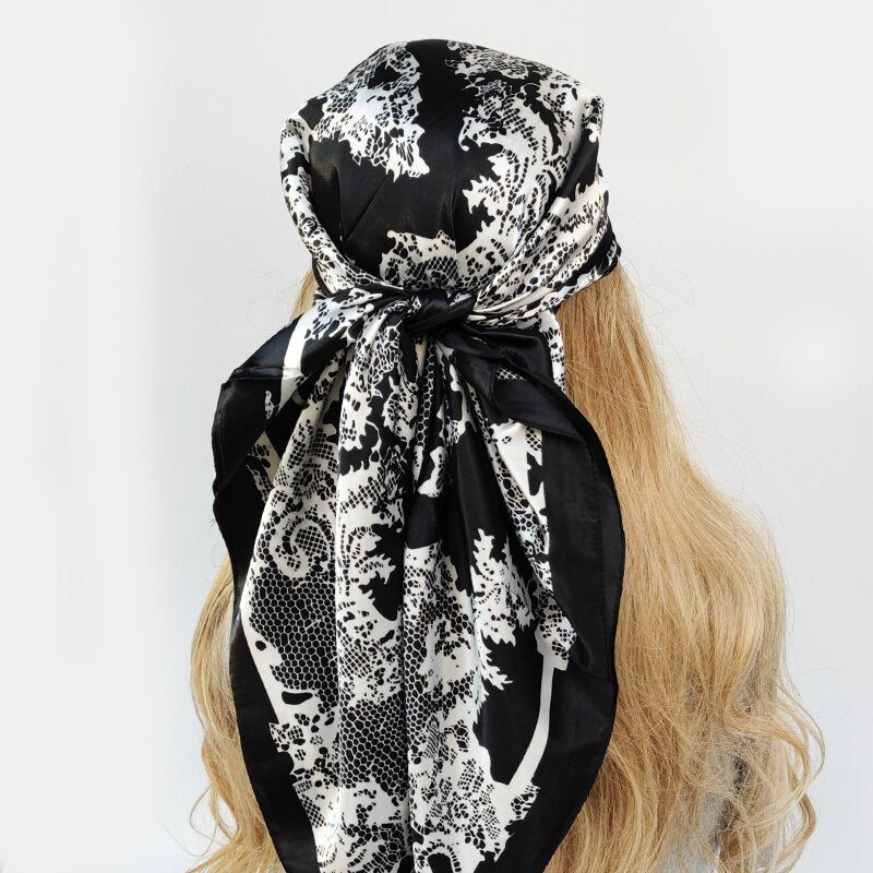 Le foulard cheveux femme CELINE noir à motifs blancs baroques bohèmes de chez FOULARD FRENCHY