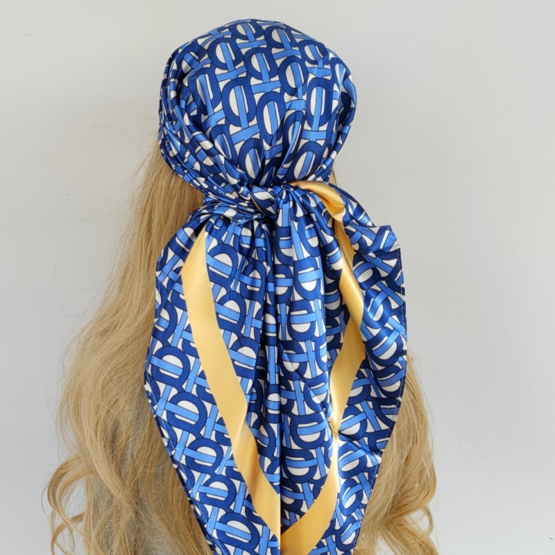 Le foulard cheveux femme KARINE couleur bleu à motifs géométriques et liseré jaune chez Foulard Frenchy