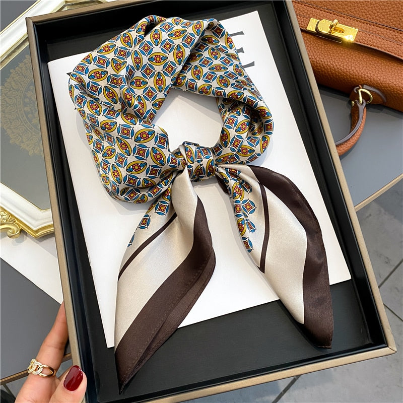 Foulard en soie pour femme modèle PENELOPE pour cou & cheveux, couleur bleu marron blanc crème, motifs dessins, possible utilisation comme foulard chimio, sélectionné par la boutique spécialisée FOULARD FRENCHY.